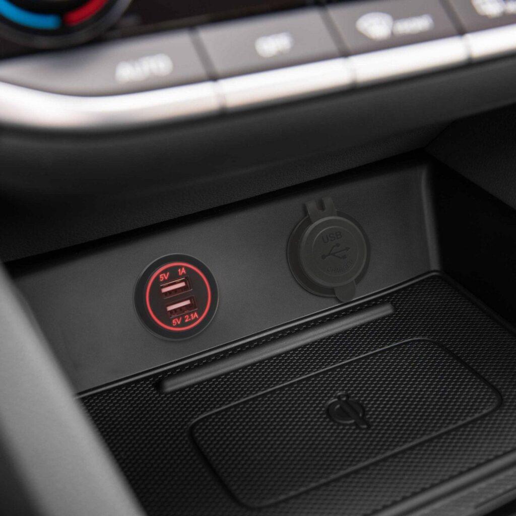 adaptor auto cu lumina rosie usb 31a instalabil in locas bricheta 1224v m n c