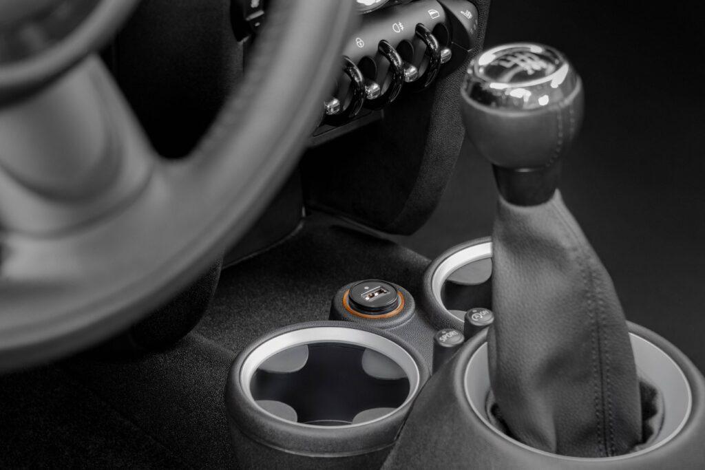 alimentator usb bricheta auto 1 iesire 1a negru goobay 1 scaled