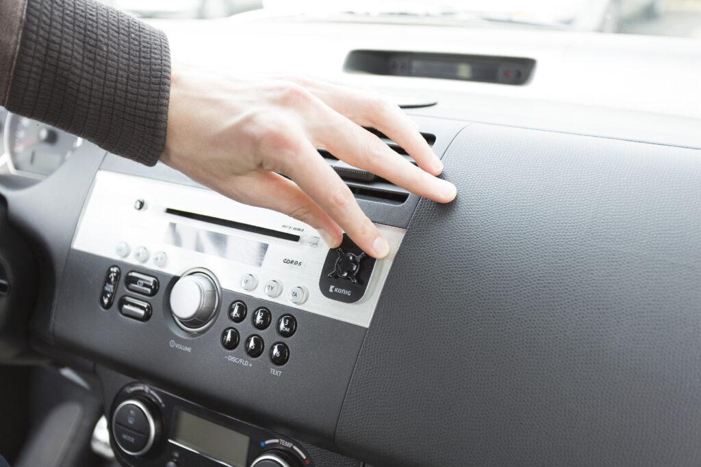 kit suport negru montare telefon universal konig 11 scaled