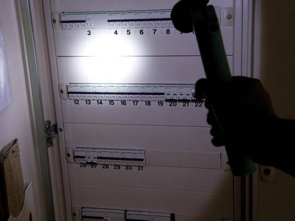 lanterna magnetica cob led 3w 120lm 4x aaa velleman 4