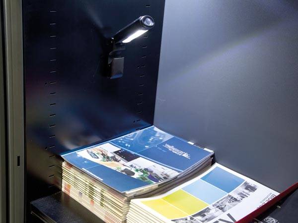 lumina de lucru cu suport magnetic led cob 1w 100lm 3x aaa 21x4x28cm velleman 3