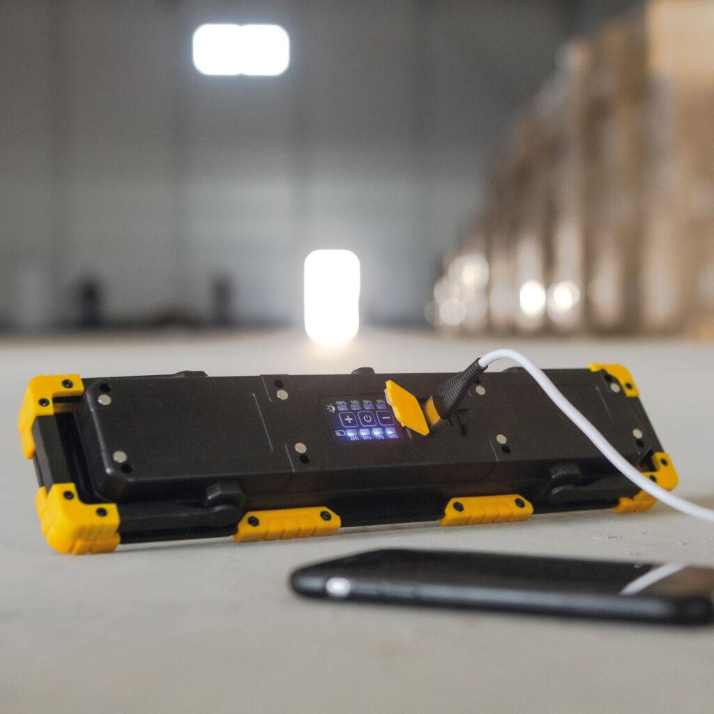 reflector led cu acumulator intensitate si focalizare reglabile 1200 lumeni phenom 18649 2