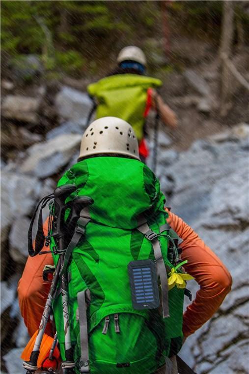 solar powerbank 8000mah cu lanterna led busola rezistent la socuri si apa goobay 1