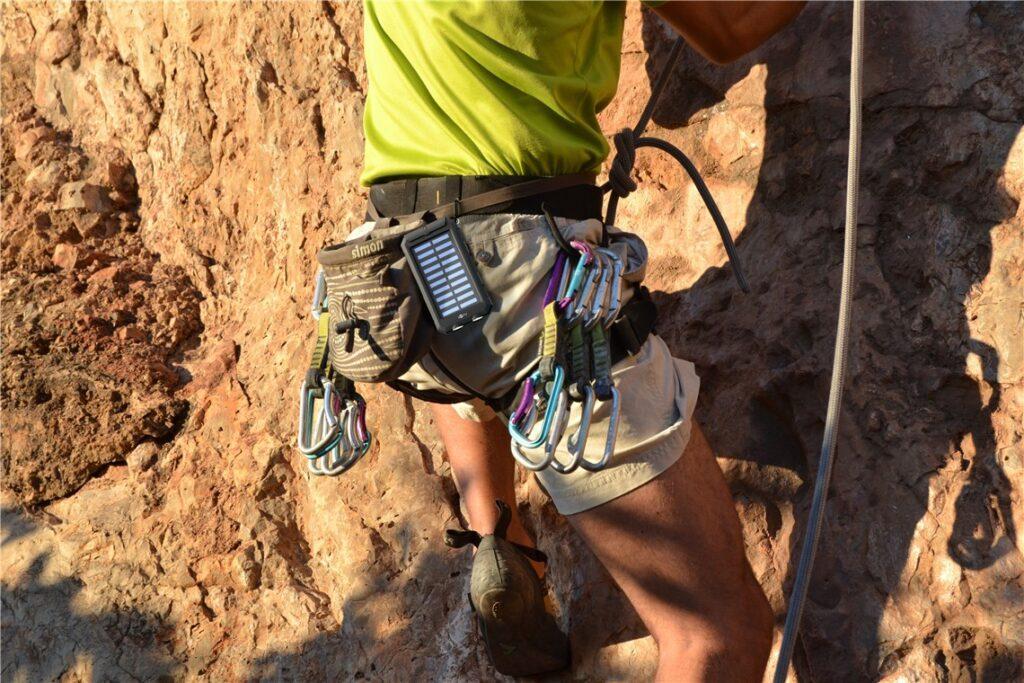 solar powerbank 8000mah cu lanterna led busola rezistent la socuri si apa goobay 2