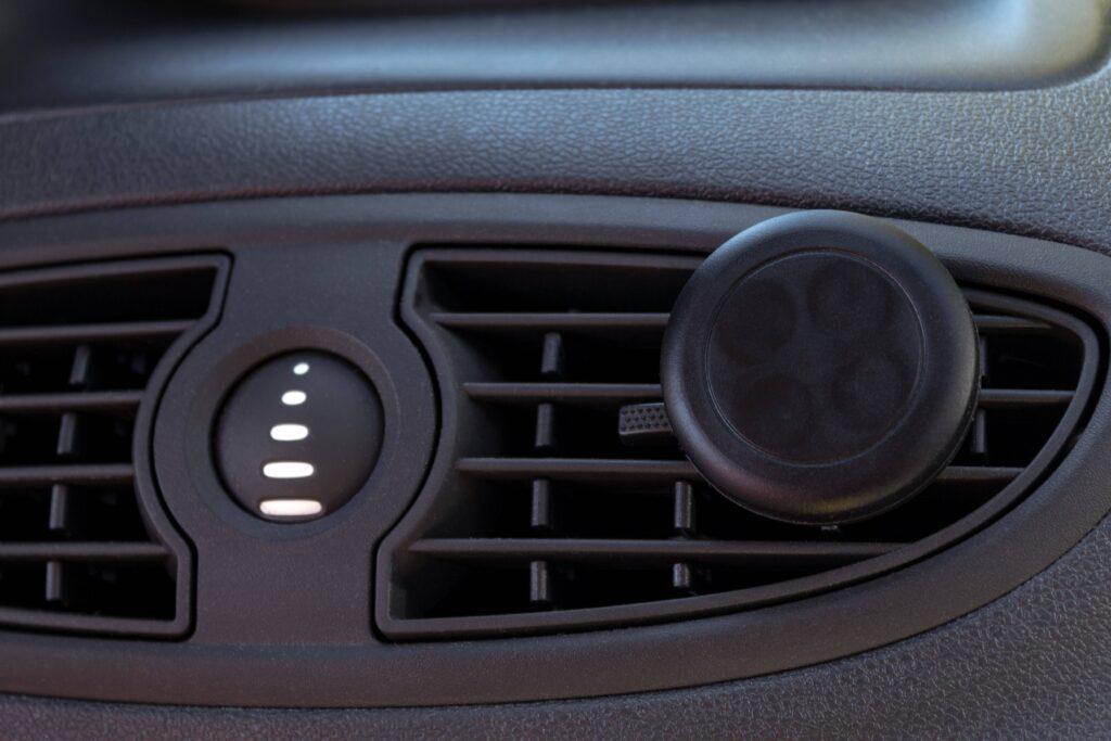 suport telefon universal magnet in grila ventilatie auto goobay 2 scaled