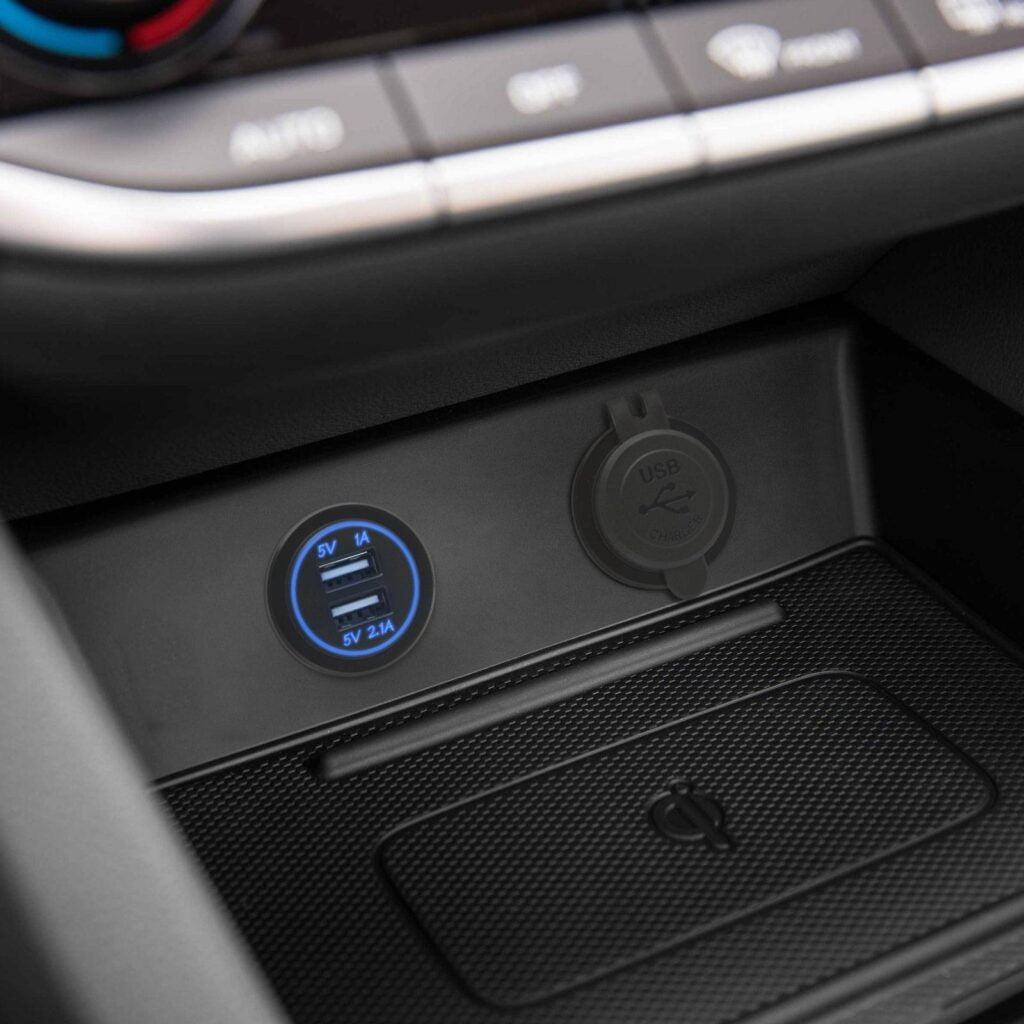 adaptor auto cu lumina albastra usb 31a instalabil in locas bricheta 1224v m n c