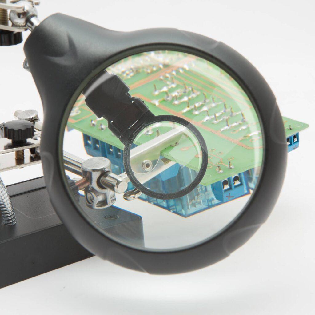 suport ci cu lupa 9 3cm iluminata 5x led 15lm si cleme crocodil fahrenheit 1